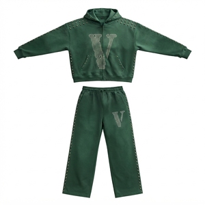 Ensemble de survêtement vert pour homme avec lettres en strass en V sur le devant, col à capuche, décontracté, respirant, uni, streetwear d'automne en molleton tricoté - Product Image 1