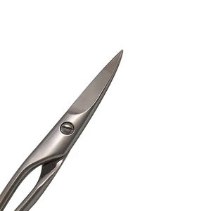 Tijeras de Uñas Curvas de Acero Inoxidable con Logotipo Personalizado OEM Profesional para Uso en Cutículas, Estilo Simple, Calidad de Salón de Belleza - Product Image 2