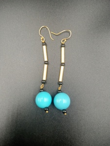 Boucles d'oreilles pendantes en laiton plaqué or avec perles turquoise et perles d'imitation, style vintage classique pour femme, idéales pour les fêtes - Product Image 3