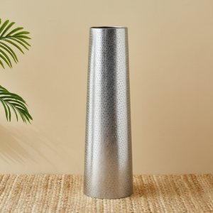 Elegante Florero Cilíndrico Cónico de Metal Dorado Mate, Delicado Patrón Triangular Grabado, Hecho a Mano, Resistente al Óxido, Moderno y Lujoso - Product Image 6