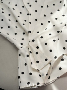 Blusa Asimétrica de Mujer con Estampado de Puntos, Cintura Drapeada, Cuello Puntiagudo, Manga Casquillo, Peplum, Botones Delanteros, Top Entallado BIANCA - Product Image 5