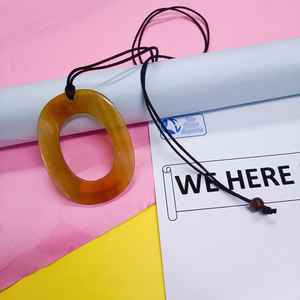 Colgante Artesanal de Cuerno de Búfalo con Recorte Ovalado en Cordón Negro Tonos Marrones Naturales para un Estilo Étnico y Casual Elegante - Product Image 1