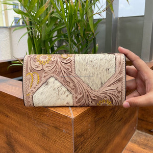กระเป๋าคลัทช์หนังวัวแท้ใช้มือแกะสลักหนังวินเทจใส่บัตรเครดิตหนังขนสัตว์ - Product Image 3