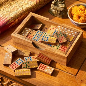 Juego de Dominó Doble Seis de Madera de Colores ILAHI, 28 Piezas, Ecológico, Tallado y Grabado, Diseño Antiguo, Caja Rectangular Alta de Madera - Product Image 3