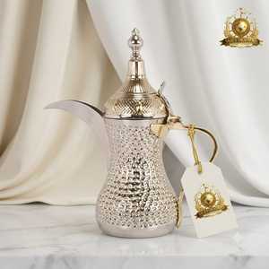 Cafetera Árabe Dallah de Acero Inoxidable Plateado Martillado CT0643 de Skies Traders con Asa con Detalles en Oro, Tetera de Oriente Medio - Product Image 1