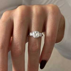 Bague à trois pierres en diamant de laboratoire de 3 carats, taille coussin carrée, E VVS2, or blanc 14 carats, certifiée IGI - Product Image 4