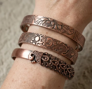 Bracelet manchette ouvert en cuivre vintage gravé, motif fleur de lotus et script mantra, surface texturée, sculpté, style antique - Product Image 4
