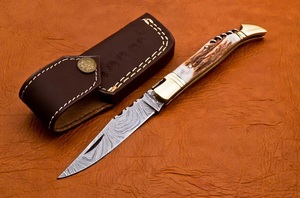 Cuchillo Plegable de Acero de Damasco de Grado Industrial Hecho a Mano con Mango de Cuerno de Ciervo y Funda de Cuero para Acampar al Aire Libre - Product Image 2