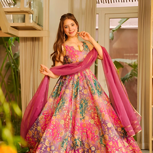 Vestido Modern Touch Jimmy de organza de seda con estampado digital, acolchado, completamente cosido, con vuelo y dupatta. - Product Image 1