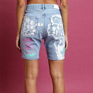 Shorts en jean taille haute pour femme avec imprimé lettres, style streetwear, fermeture boutonnée, délavage usé, coupe droite - Product Image 2