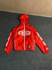 Conjunto Deportivo con Capucha Roja, Chaqueta Cortavientos Ligera de Nailon y Pantalones Cortos, Ropa Deportiva Estampada con Logotipo Personalizado - Product Image 2