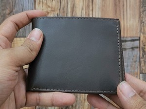 Portefeuille en cuir marron foncé de qualité supérieure pour homme, design bifold avec poche à monnaie à bouton, fenêtre en maille pour carte d'identité et double compartiment pour billets. - Product Image 6
