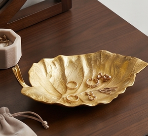 Bol en métal en forme de feuille dorée, sculpté à la main, plat de service décoratif glamour pour la cuisine, accent élégant pour la table - Product Image 5