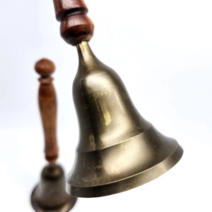 Campana de mano de latón superventas para templos, servicios domésticos, llamadas y entrenamiento, con mango de madera y campana de mano de latón clásica - Product Image 4