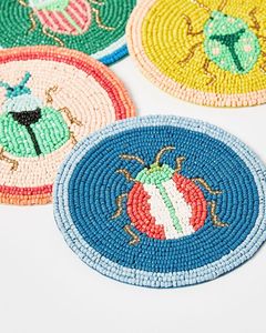 Sous-verres de luxe brodés de fleurs avec perles décoratives pour des arrangements de table élégants - Product Image 5