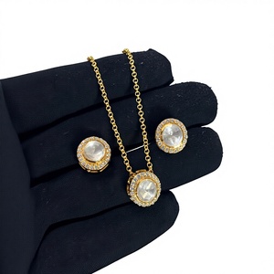 Colgante de oro de 18 quilates inspirado en la realeza británica, estilo lindo con diamantes y pedrería, conjunto de colgantes chapados en oro. - Product Image 3