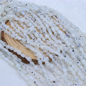 Vente en gros de 14 brins de perles ovales lisses en pierre de lune arc-en-ciel naturelle, Memoria Jewels - Product Image 5