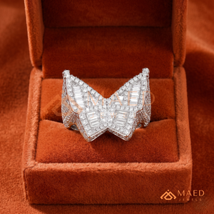 Anillo de Marca Iced Out con Diseño de Mariposa en Plata de Ley 925 – Banda con Logotipo Distintivo Totalmente Iced Out con Piedras Baguette y Micro Pavé para Hombre - Product Image 5