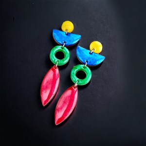 Boucles d'oreilles créoles classiques fantaisie en résine rouge en forme de fleur, élégantes, en acrylique de qualité supérieure, bijoux tendance pour femme, idéales pour les soirées. - Product Image 2