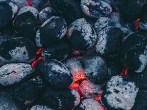 Briquettes de charbon de bois de haute qualité à prix d'usine pour barbecue, chauffage domestique et énergie industrielle – Valeur calorifique supérieure à 9000, longue durée, écologiques - Product Image 4