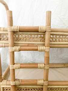 Découvrez ce lit de poupée pour enfants en rotin naturel fait main, conçu à deux niveaux et orné de détails classiques en cannage. - Product Image 4