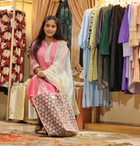 Collection d'été écologique : Ensemble de 4 sacs fourre-tout utilitaires en coton violet à motifs floraux estampés à la main, avec fermeture éclair - Product Image 4