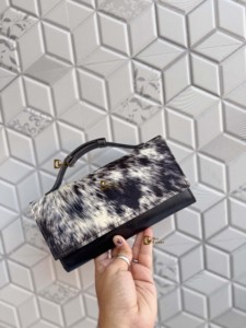 Nouveau Portefeuille Pochette en Cuir de Vachette de Créateur 2026 – Noir, Vente Flash, en Cuir de Vachette à Poils, Idéal Cadeau pour Femme - Product Image 1