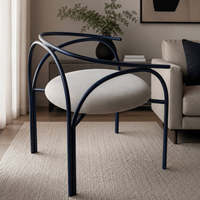 Fauteuil lounge moderne blanc rembourré avec pieds en métal bleu design pour salon, hôtel, chambre à coucher