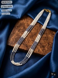 Elegante Collar Mala de Perlas Blancas de 4 Hileras y Cuentas Hidro Negras, Collar de Cuentas Redondas Multicapa de 20 Pulgadas para Mujer - Product Image 1