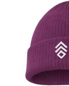 หมวกบีนนี่ถักลายริบสีม่วงแบบกำหนดเอง พร้อมโลโก้ปักสีขาว อุ่นสบายในฤดูหนาว ผลิตจากอะคริลิกนุ่ม ผลิตตามสั่ง หมวกแบบมีขอบสำหรับทุกเพศ - Product Image 3