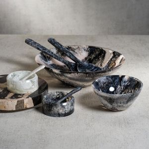 Bol de service chic en résine avec ensemble de cuillères pour une réception élégante, créant une présentation alimentaire raffinée et un service facile - Product Image 3