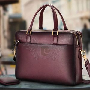 Sac pour ordinateur portable en cuir véritable, rouge foncé, sac à bandoulière professionnel, organisateur durable pour appareils et matériel de bureau - Product Image 5
