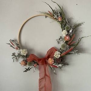 Corona rústica de metal con flores secas y cinta roja, arreglo floral decorativo hecho a mano para Navidad - Product Image 1