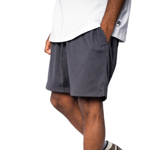 Shorts de sport pour hommes de haute qualité, style streetwear, shorts en mesh uni pour le basketball, la gym, l'entraînement, en polyester. - Product Image 2
