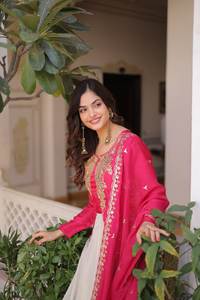 Vestido de diseñador con lentejuelas bordadas y falda acampanada, con dupatta de seda tabby – Ideal para fiestas y eventos festivos - Product Image 5