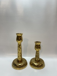 Ensemble de 2 élégants bougeoirs en aluminium doré avec nœud en ruban, supports métalliques pour bougies coniques, centre de table festif, décoration d'intérieur hivernale - Product Image 5