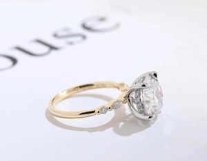 Anillo Solitario Delicado de Plata de Ley 925 con Moissanita de Corte Redondo de 5.00CT y Piedras Laterales, Certificado por IGI, en Venta - Product Image 2