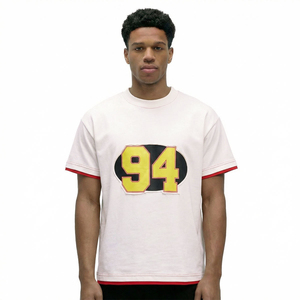 T-shirt blanc à manches courtes pour homme, coupe classique, col rond, en coton tricoté, bordure rouge contrastante, style décontracté, couleur unie - Product Image 3