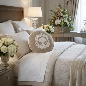 Housse de coussin décorative élégante en coton rond avec motif de bouquet de fleurs brodé blanc, style vintage, pour canapé et lit - Product Image 4
