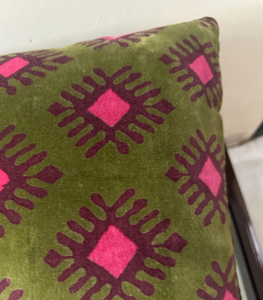 Housse de coussin en velours vert olive avec motif géométrique à blocs rose et violet pour canapé, chambre et décoration intérieure - Product Image 6