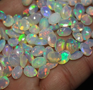 Opale naturelle éthiopienne multicolore de forme ovale - Product Image 1