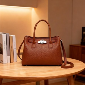Sac fourre-tout en cuir véritable fait main, sac à main classique et tendance, fermeture éclair ouverte, bandoulière réglable, durable, spacieux, sac à main quotidien parfait - Product Image 1