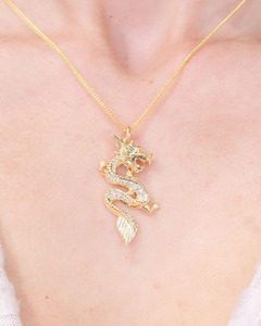 Collar con Colgante de Dragón en Oro Amarillo con Diamante Cultivado en Laboratorio - Product Image 2
