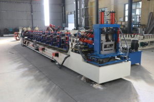 Máquinas formadoras de rollos en frío Z Purlin automáticas de alta calidad Engranaje de línea de producción de marco de acero en forma de <span class=keywords><strong>C</strong></span> - Product Image 3