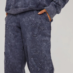 Conjunto Deportivo Gris Vintage de Alta Calidad para Mujer con Lavado Ácido, Sudadera con Borde Crudo y Parche Cruzado, Bolsillo Frontal Tipo Canguro y Pantalones de Pierna Ancha al por Mayor - Product Image 6