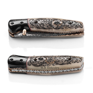 Cuchillo plegable de bolsillo de acero de Damasco de grado industrial OEM - Mango de hueso de camello con grabado láser - Perilla de pulgar con diseño victoriano - Product Image 5