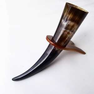 Taza para beber de cuerno de búfalo tallada a mano con diseño de serpiente vikinga para hidromiel, cerveza y regalos de boda de la India por Arif Handicrafts. - Product Image 1