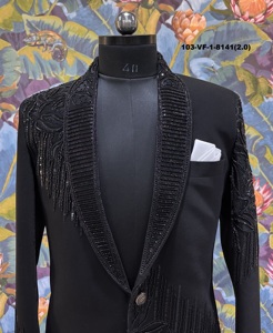 Blazer Tuxedo Noir Obsidienne TR Lachka Base Shadow Ray avec Franges Verticales Asymétriques et Motif Floral - Product Image 2