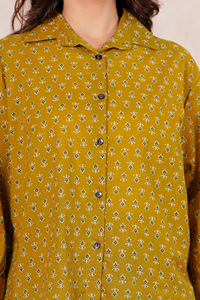 Camisa informal de manga larga color mostaza para mujer con cuello de solapa para uso en la oficina - Product Image 4