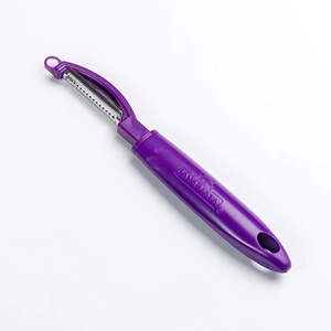 Éplucheur à julienne JAYA MATA JM124 violet, lame pivotante en acier inoxydable, poignée ergonomique pour les légumes, les fruits en bandes et les zestes - Product Image 4